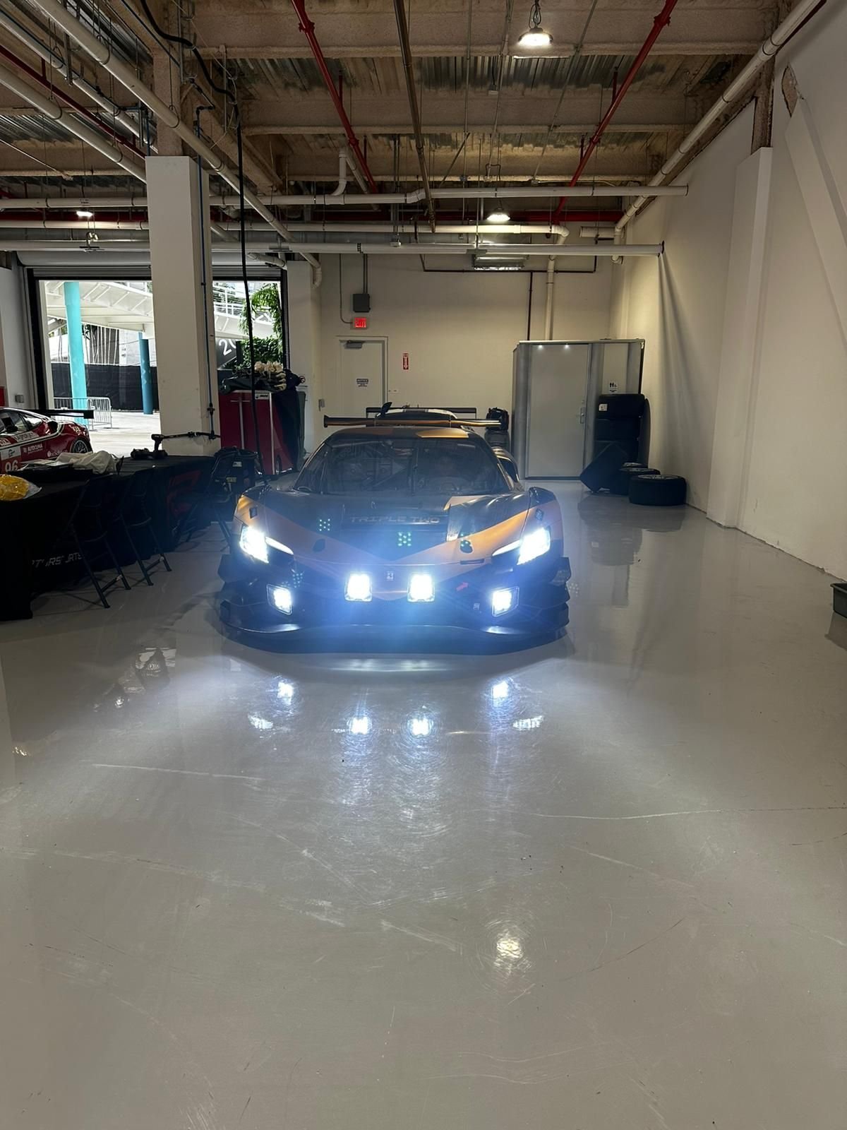 Vettura in lavorazione nel box SHA-Motorsport per wrapping e PPF